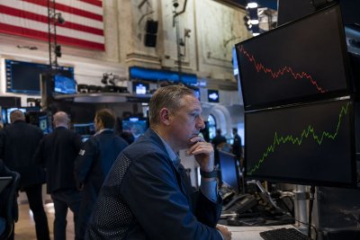 Stocks Split as Strong Jobs Data Boosts Rate Hike Odds; Small Caps Buck Dow's Slide