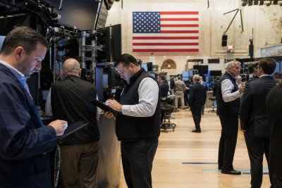 Stocks Trim Losses as Oil Holds Near $88 and Yields Pressurize