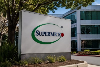 Super Micro Shares Dip as Legal Deadline Looms Amid AI Server Demand