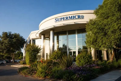 Super Micro Stock Plunges 11% as AI Hardware Selloff Deepens Ahead of Key Trading Week