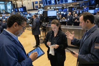 Tech Funds Bleed $4.6B While Energy ETF Soars 7.7% Amid Market Rotation