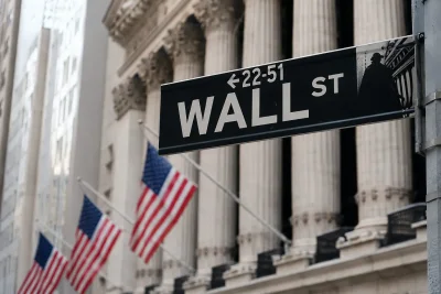 Tech Futures Decline as Oil Nears $95, Earnings in Focus