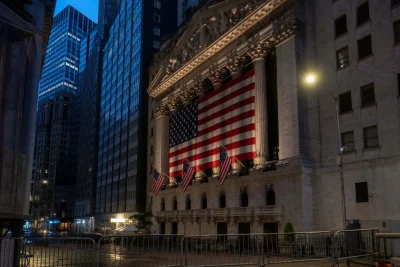 Tech Futures Dip as Oil Holds Above $90, Rate Concerns Persist