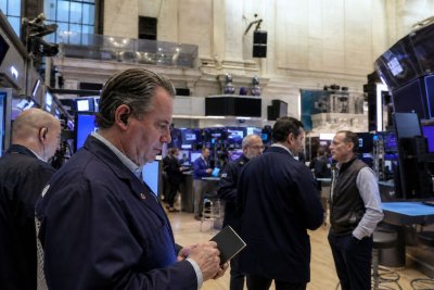 Tech Futures Slide 1.4% as Oil Tops $92, Yields Climb