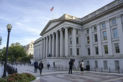 Tech Futures Slide as 10-Year Treasury Yield Nears 4.8%