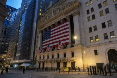 Tech Futures Slide as Oil Surge and Rising Yields Squeeze Valuations