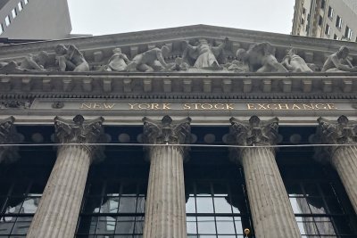 Tech Futures Tumble as Oil Spike Complicates Fed Rate Path