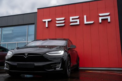 Tesla Faces Reality Check as AI Rally Fades on Inflation and Robotaxi Woes
