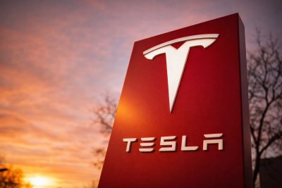 Tesla Gains on Terafab Chip Ambitions Amid Cost and Regulatory Pressures