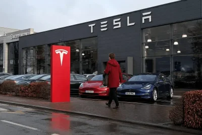 Tesla Robotaxi Launch in Austin Fails to Spark Rally as Safety Doubts Linger