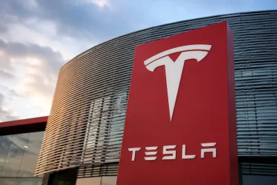 Tesla Slumps Despite JPMorgan Upgrade as Tech Selloff Weighs