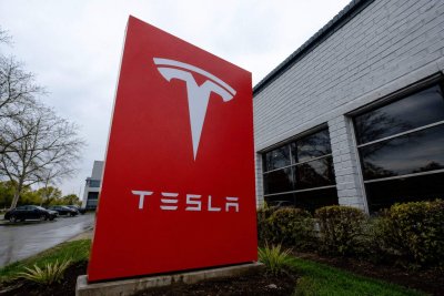 Tesla Surges on SpaceX Merger Speculation; Market Focus Shifts to Deal Terms