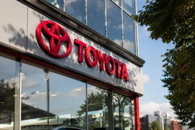 Toyota Shares Dip as Yen Weakness Nears ¥700 Billion Profit Boost Ahead of Central Bank Decisions