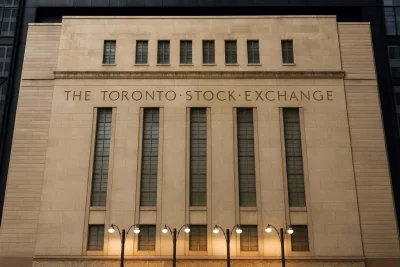 TSX Advances as Tech and Gold Rally Mask Economic Weakness