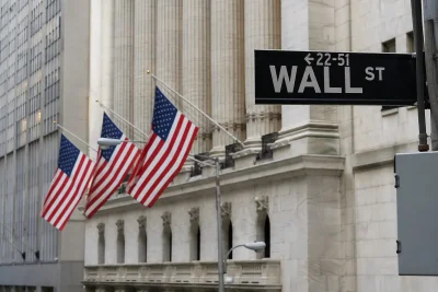 U.S. Stocks Hold Steady as Energy Surge Offsets Small-Cap Weakness