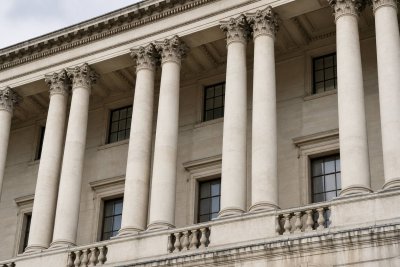UK Wage Growth Cools, but Gilt Yields Stay Elevated on Oil Spike