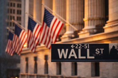 US Economy Slows Sharply as Inflation Stays Elevated, Complicating Fed Path