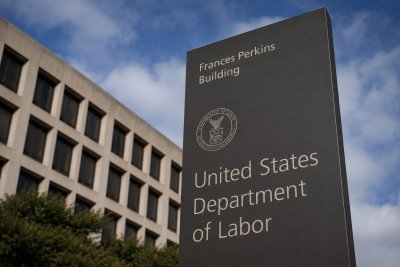 US Jobs Miss Estimates as Labor Force Shrinks, Fed Rate Hike Odds Dip