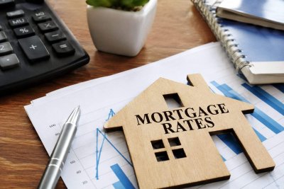 US Mortgage Rates Hit 9-Month Peak, Refinancing Plunges