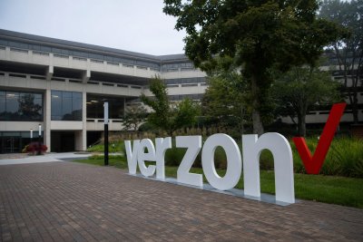 Verizon Gains 1% as Cash Returns Outweigh Outage Reports