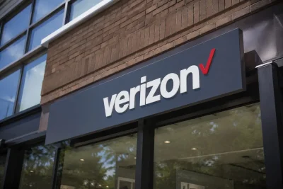 Verizon Shares Slide as Investor Fears Mount Over Dividend Security Amid Satellite Threat