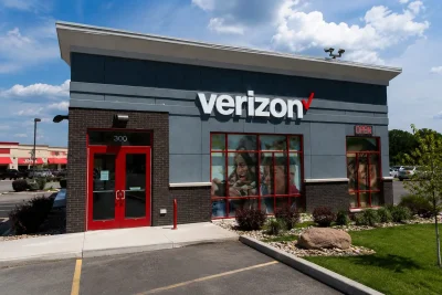 Verizon Shifts Strategy: Ends Blanket Free Phone Offers, Targets Retention