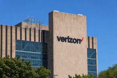 Verizon Slips While S&P 500 and Nasdaq Notch Record Highs