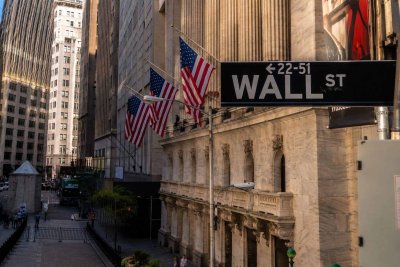 Wall Street Drops as Oil Surge and AI Selloff Rattle Markets