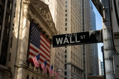 Wall Street Edges Higher Despite Deepening Chip Sector Rout