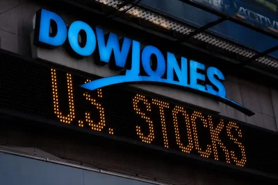Wall Street Falls as Oil Surge and Hot CPI Reignite Rate Fears