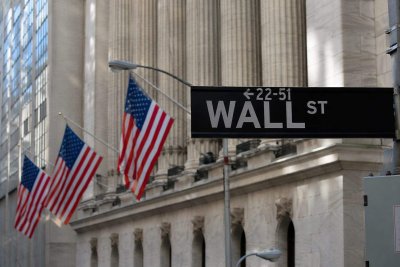 Wall Street Futures Mixed as Oil Surge Complicates AI Recovery