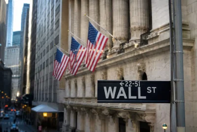 Wall Street Gains Narrow as Megacaps Outperform, Small Caps Slide
