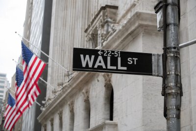 Wall Street Pauses as Oil Surge Clouds Tech Rally