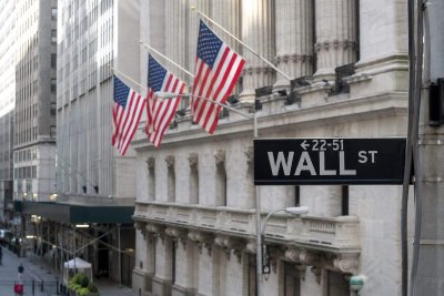 Wall Street Steadies as Hot Inflation Data Keeps Fed in Focus, AI Stocks Slide