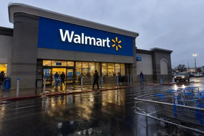 Walmart's COO Shift Tests Premium Valuation as Stock Edges Higher