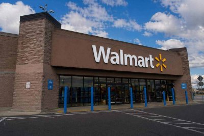 Walmart vs Costco: Ad Revenue Surge Reshapes Retail Stock Battle