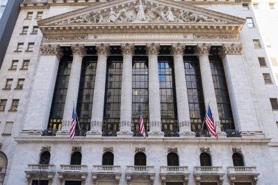 Wells Fargo Trims S&P 500 Target to 7,700, Raises EPS Forecasts